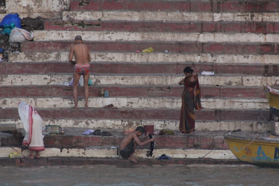 Reinwaschung am Morgen in Varanasi Morgen im Ganges Die Gläubigen können sich am Ganges von ihren Sünden reinwaschen, baden, trinken oder opfern. 