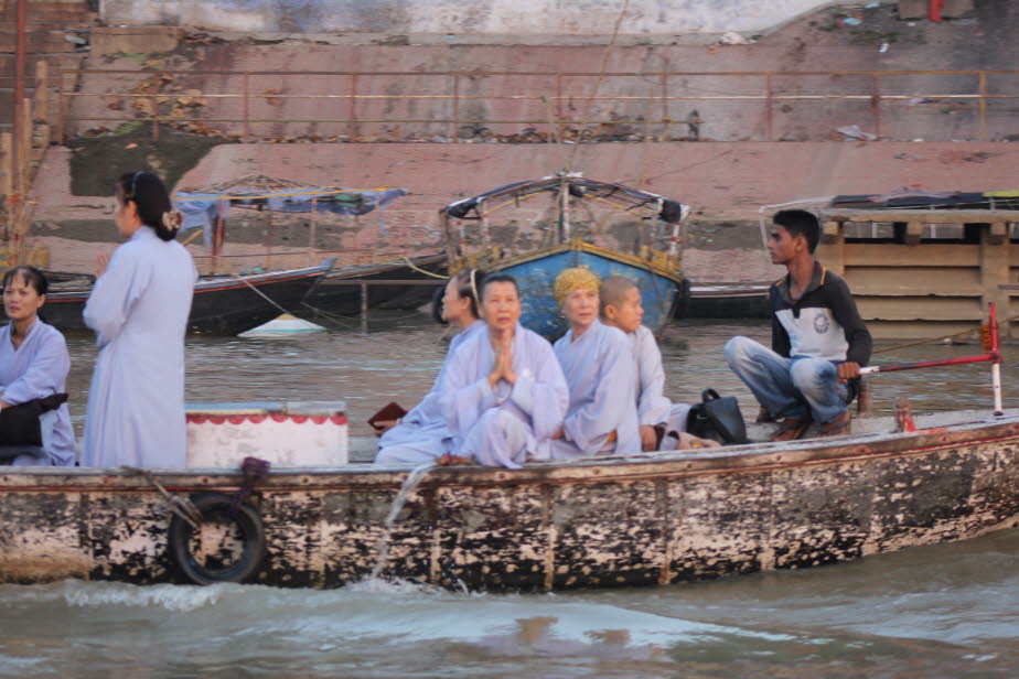 Varanasi Pilgerinnen am Morgen auf dem Ganges 