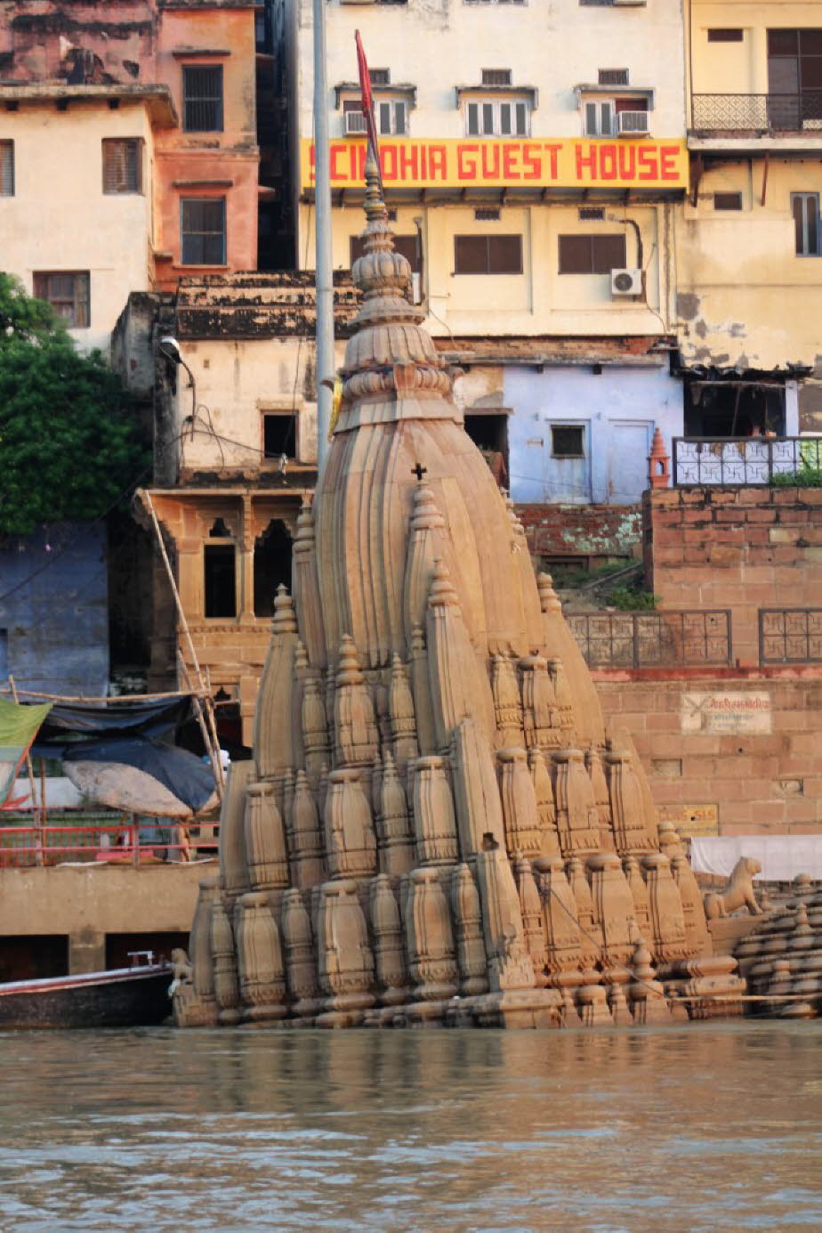 Varanasi: Morgen auf dem Ganges - Das Schauspiel der Leichenverbrennung findet direkt an den Treppen des Ganges (den Ghats) statt. In Varanasi gibt es insgesamt 84 Ghats.Drei der Ghats sind für das Schauspiel der Leichenverbrennung reserviert. An den ande