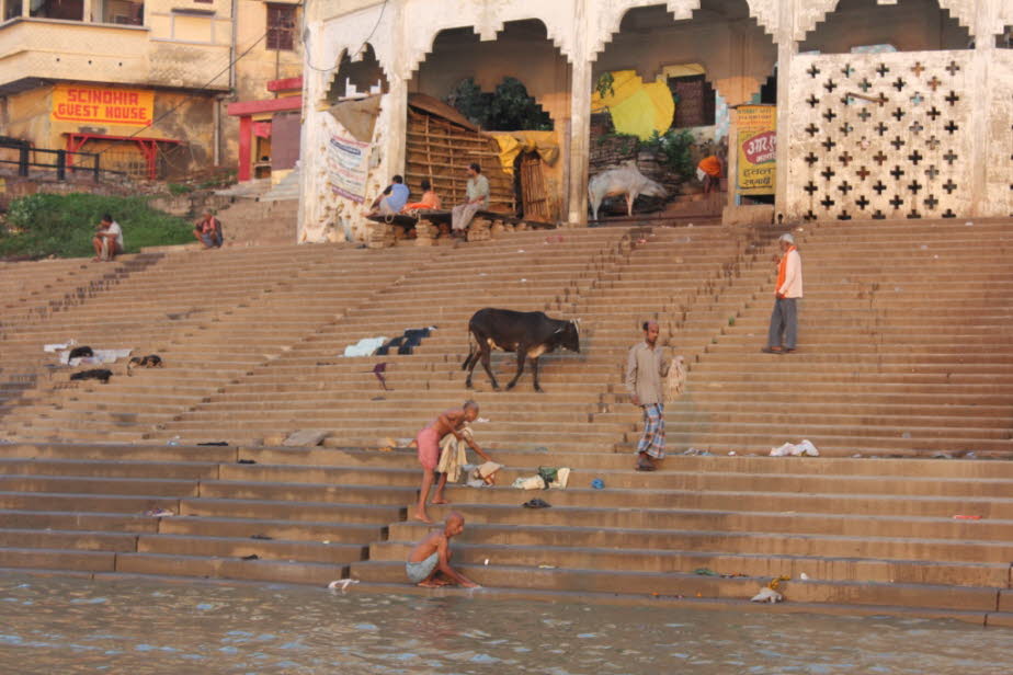 Varanasi: Morgen auf dem Ganges - Varanasi (auch unter den Namen Benares oder Kashi bekannt) liegt im nordindischen Bundesstaat Uttar Pradesh am Ufer des Ganges, knapp 800 Kilometer von Indiens Hauptstadt Delhi entfernt, und gilt als älteste durchgehend b