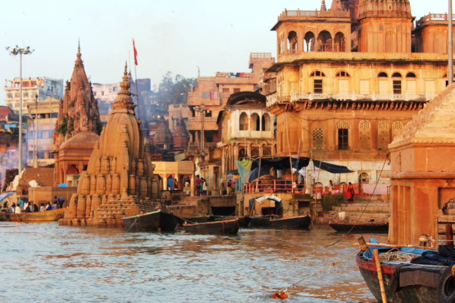 Varanasi: Morgen auf dem Ganges - Wer einen Einblick in die Lebendigkeit und Vielfalt hinduistischer Rituale bekommen will, ist dort genau richtig, denn Varanasi ist der heiligste Pilgerort für Hindus. Dabei konzentriert sich das religiöse Leben vor allem