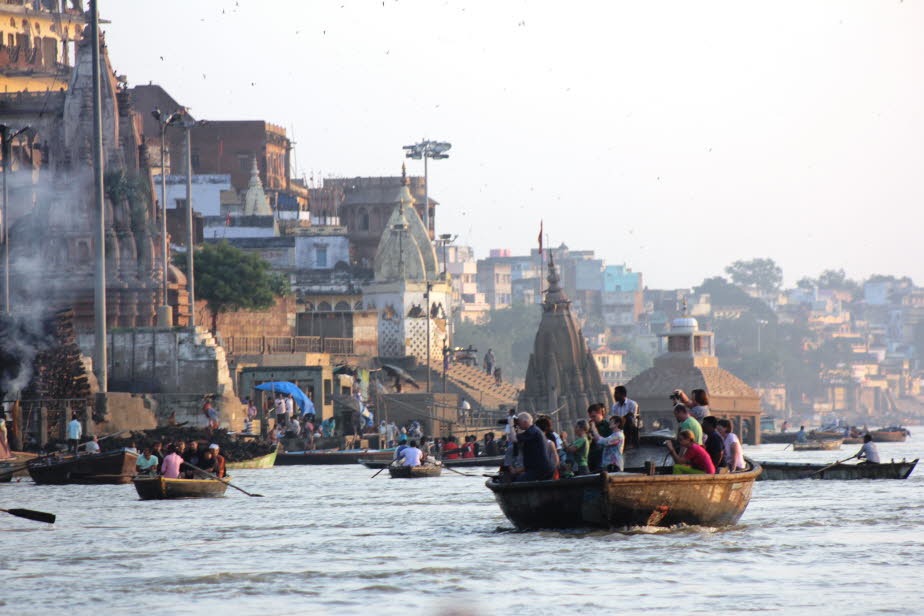 Varanasi ist für die Hindus "der Audienzsaal Shivas". Eine ungewöhnliche Stadt, eine Stadt des Sterbens. Sterben, um ewig zu leben.Varanasi ist der Ort, an welchem Shiva die Bitten der Gläubigen hört, das religiöse Zentrum aller Hindus.