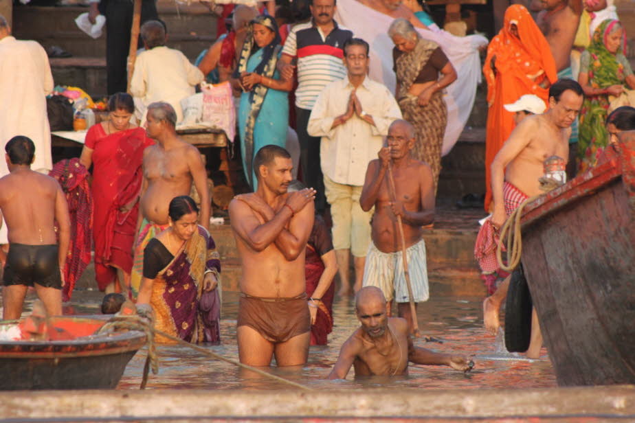 Varanasi: Morgen auf dem Ganges - An einigen Ghats kann man Bootstouren machen. In der Regel handelt man einen Stundenpreis aus. Man kann sich dann an allen interessanten Ghats entlang rudern lassen. In der Regel kann der Bootsführer ein paar Brocken Engl