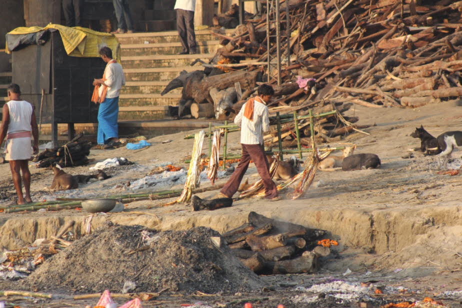 Totenverbrennung  Varanasi - Die Verbrennungen finden täglich statt.Die Toten werden  in goldene Tücher eingewickelt, durch die Stadt transportiert und dann an das Ufer gebracht. Das ganze findet nicht wie vielleicht anzunehmen in ruhiger andächtiger Atmo