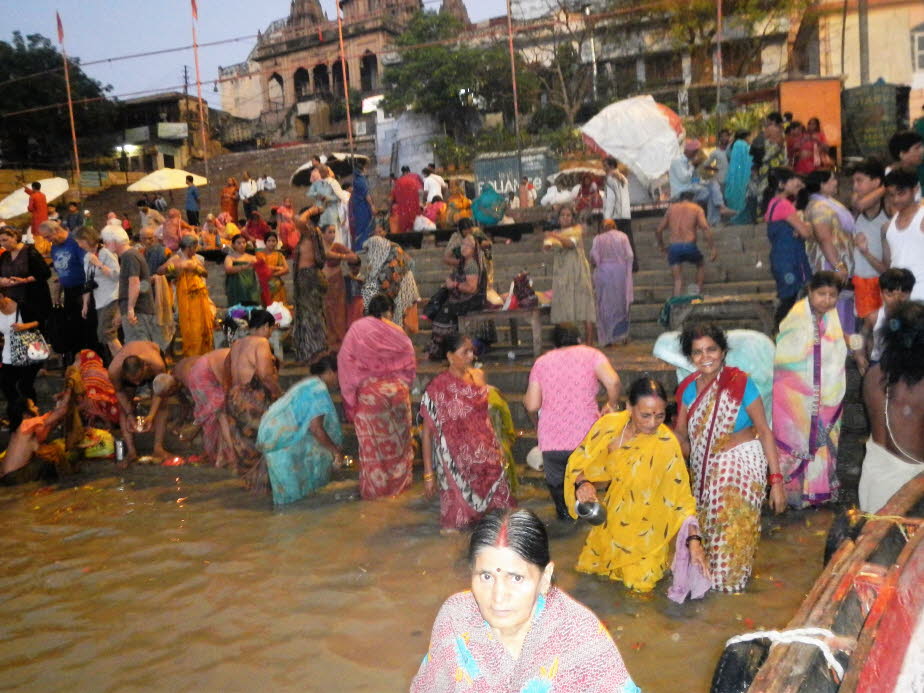 Varanasi: Waschung im Ganges