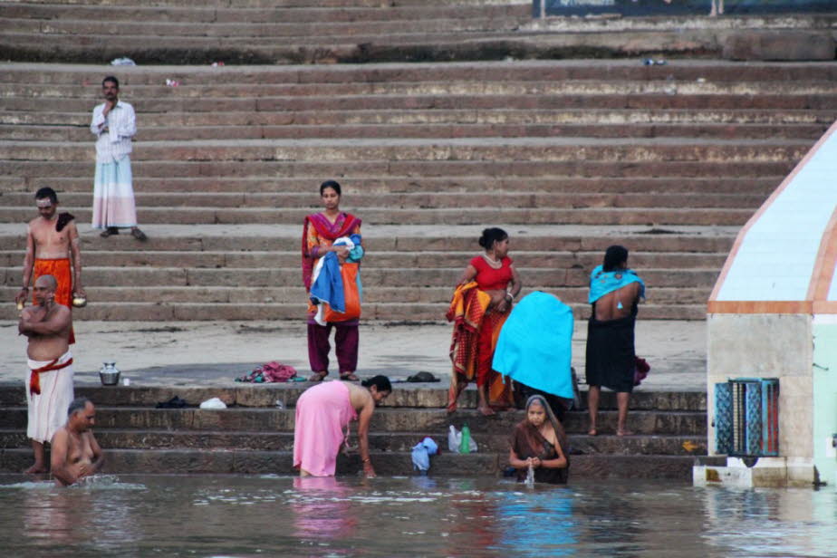 Varanasi: Waschung im Ganges