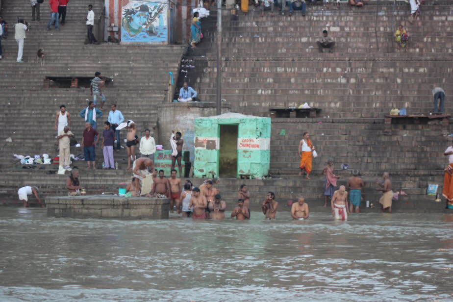 Varanasi: Waschung im Ganges