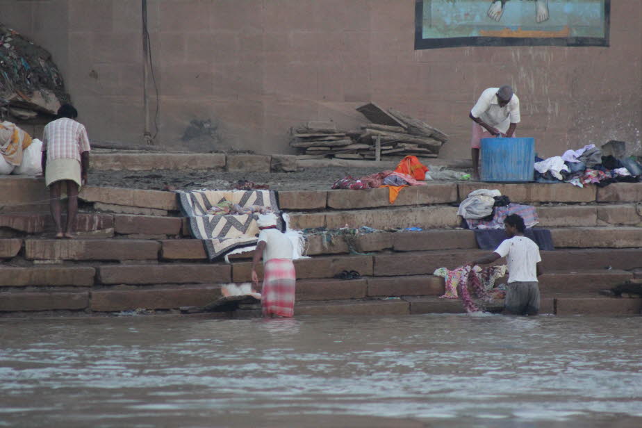 Varanasi: Waschung im Ganges