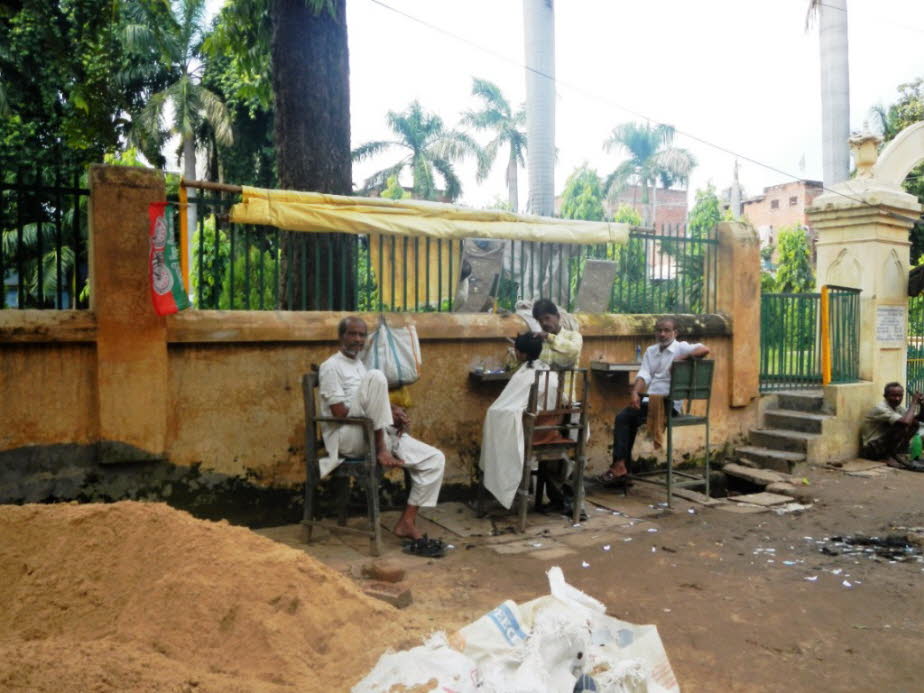 Barbier in der Altstadt von Varanasi)