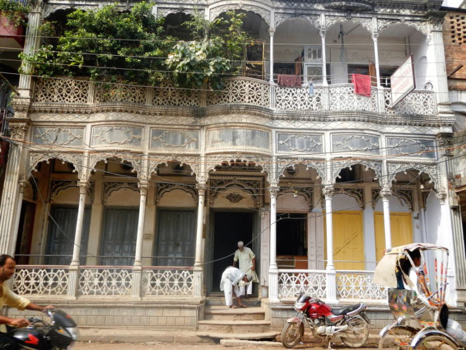 Haus im Kolonialstil in der Altstadt von Varanasi