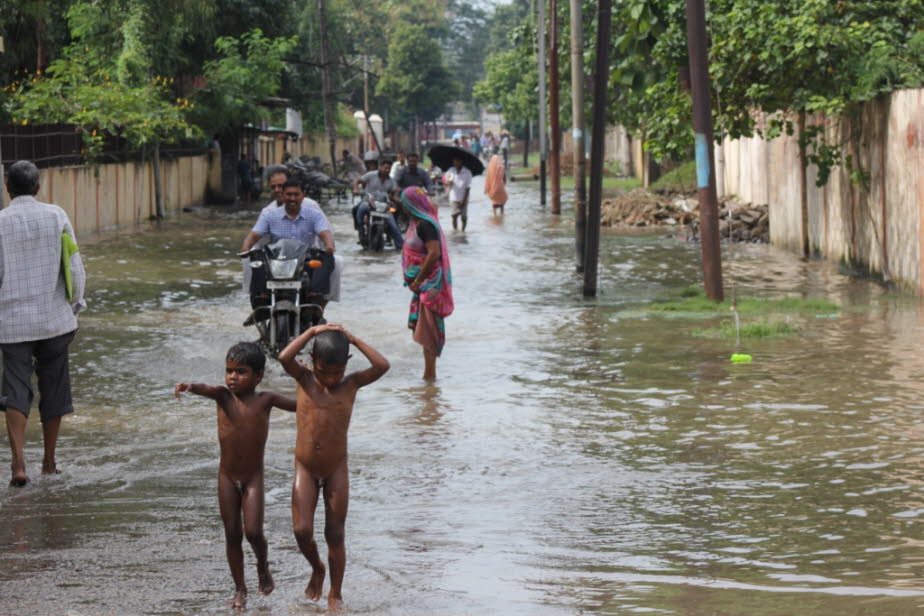 Nach dem Regen in der Altstadt von Varanasi