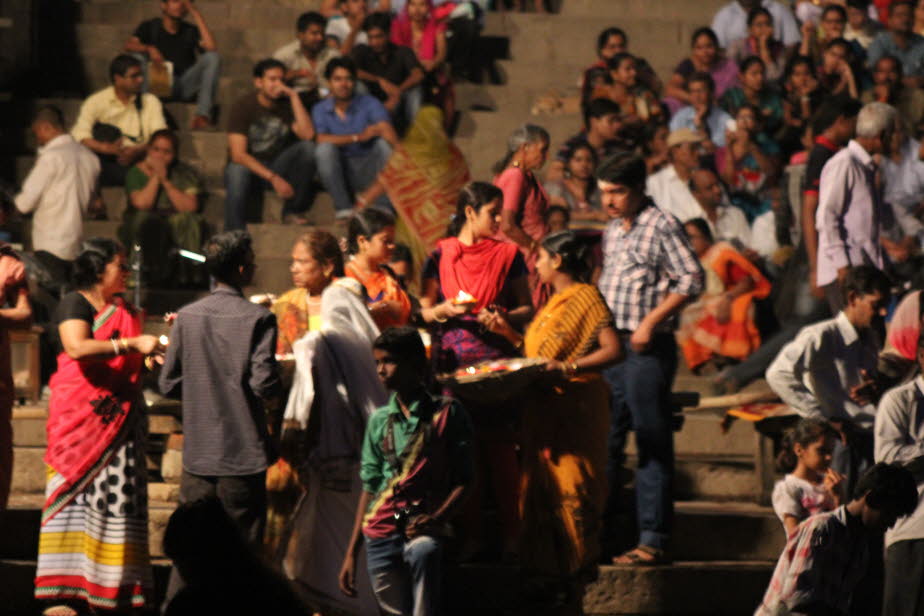 Ganga Aarti im Dashashwamedh Ghat in Varanasi ist ein Spektakel, das man sich ansehen sollte. Es ist ein perfektes Beispiel für die alte Tradition der Flussverehrung in Indien, verpackt in einer Weise, dass es alle Arten von Menschen anzieht. Pilger komme