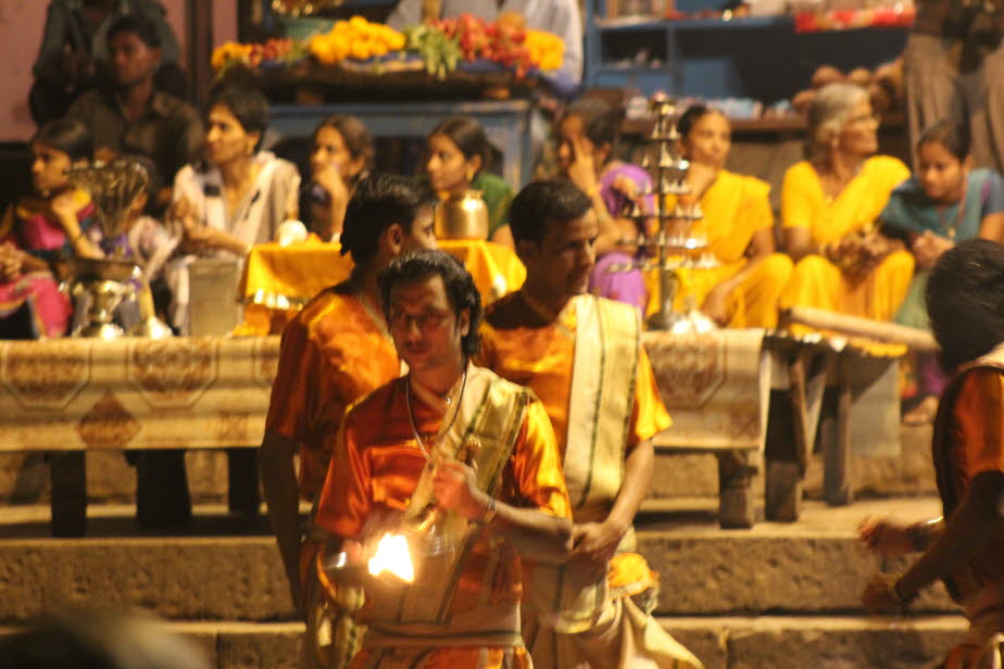 Beim Dashashwamedh Ghat gibt es zwei Gruppen von Plattformen in zwei verschiedenen Teilen des Ghat. Auf jeder Plattform stehen farbenfrohe, mit Blumen geschmückte Überdachungen, die an einer Stange befestigt sind, die auch elektrische Lampen hat. Auf jede
