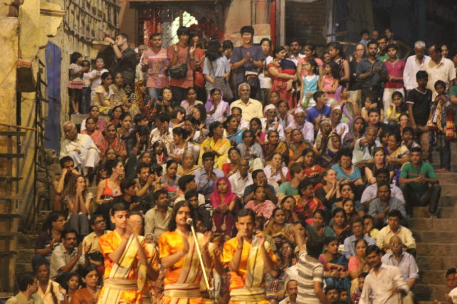 Jeden Abend stehen Gläubige vor der Ganga, die liebevoll Ganga Maiyya oder Mutter Ganga genannt wird. Sie beten mit Ganga Aarti zu Ganga und danken ihr, dass sie sie an ihren Ufern genährt und mit ihrem reinigenden Wasser gereinigt hat. Viele Anhänger, Pi