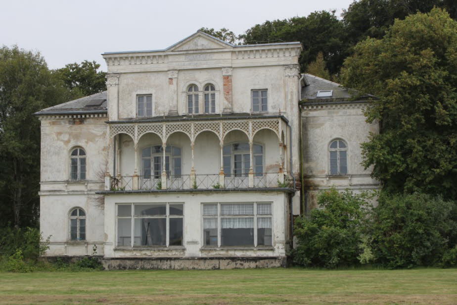 Sanierungsbedürftige Villa in Heiligendamm: Heiligendamm ist ein Stadtteil von Bad Doberan an der Ostseeküste Mecklenburg-Vorpommerns in der Mecklenburger Bucht. Heiligendamm ist der älteste Seebadeort Deutschlands und Kontinentaleuropas, bereits 1793 erf