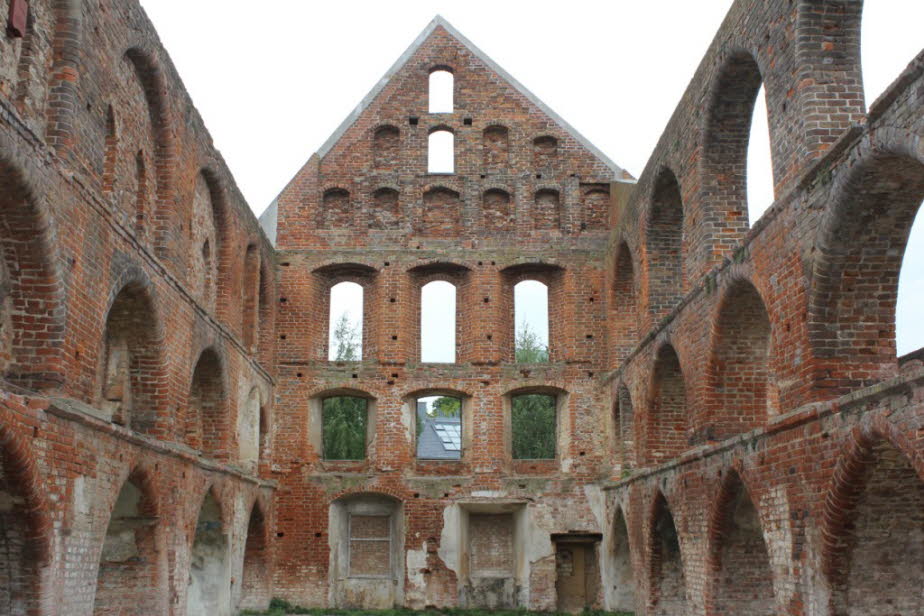 Klosterruine in Bad Doberan: Die Geschichte der Klosteranlage beginnt 1171 mit der Gründung des Zisterzienserklosters in Althof (Alt Doberan). Durch großzügige Schenkungen erlangte das Kloster schnell umfangreichen Grundbesitz.