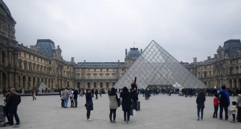 Louvre Pyramide: Die Glaspyramide im Innenhof des Louvre wurde von 1985 bis 1989 gebaut und dient als Haupteingang für das Museum des Louvre in der französischen Hauptstadt Paris.