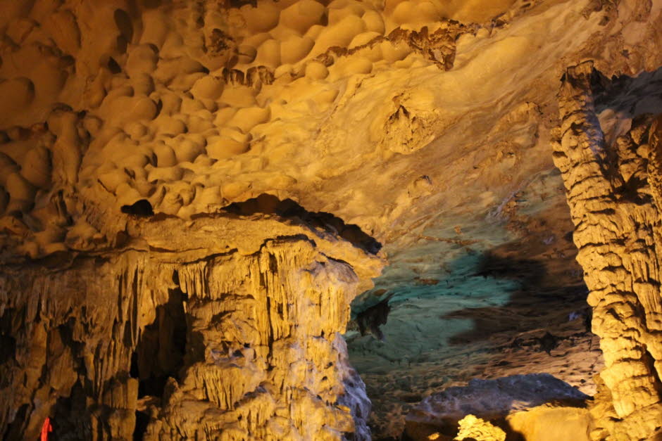In einigen Inseln befinden sich große Höhlen, deren  Ausmaße beeindruckend sind.