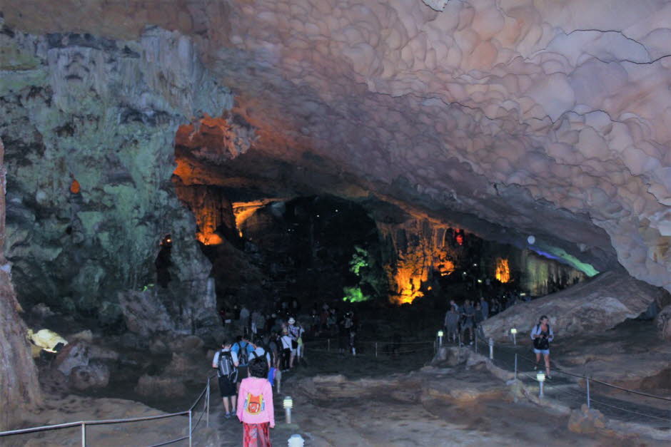 In einigen Inseln befinden sich große Höhlen, deren  Ausmaße beeindruckend sind.