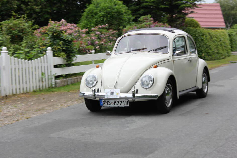 VW Käfer: Der VW Käfer (VW Typ 1) ist ein Pkw-Modell der unteren Mittelklasse der Marke Volkswagen mit luftgekühltem Vierzylinder-Boxermotor und Heckantrieb, das von Ende 1938 bis Sommer 2003 gebaut wurde. Mit über 21,5 Millionen Fahrzeugen war der Käfer z