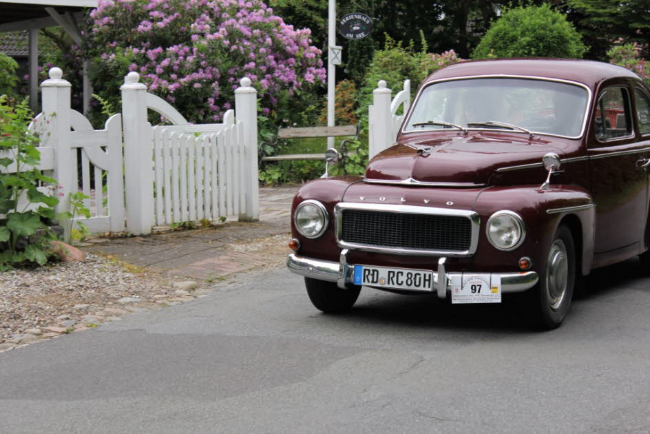 VOLVO PV 544: Der Volvo PV 544 ist ein Personenkraftwagen des schwedischen Automobilherstellers Volvo und wurde ab 1958 als Nachfolger des ersten „Buckelvolvos“ PV 444 produziert. Von ihm wurden die selbsttragende Karosserie und der Vierzylindermotor mit 