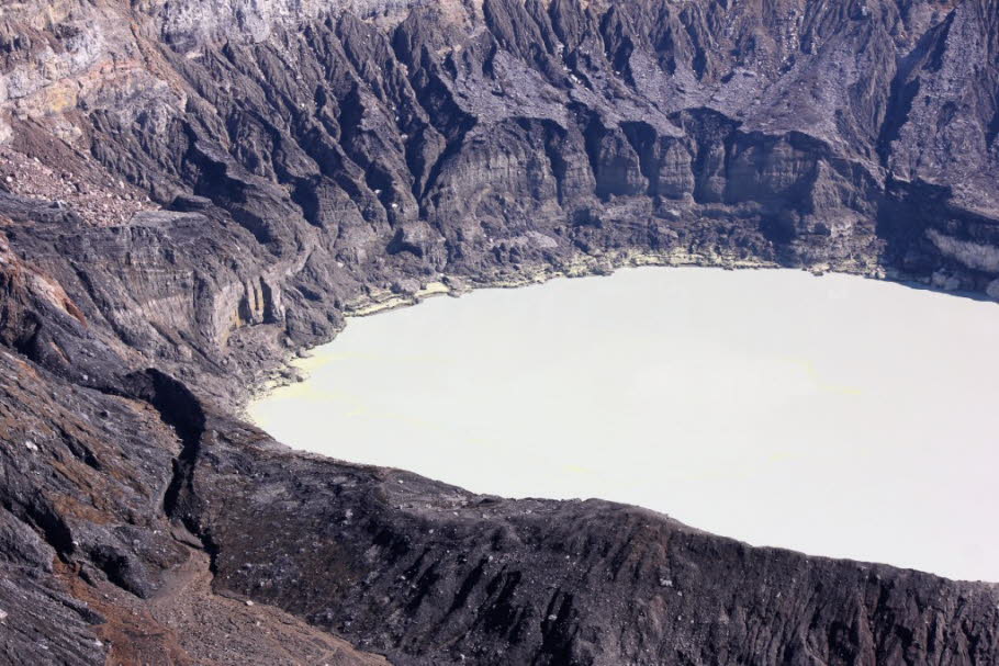 Kratersee: Der Vulkan Poes (spanisch: Volcén Poes) ist ein aktiver 2.708 Meter hoher Stratovulkan im Zentrum von Costa Rica. Seit 1828 ist es 40 Mal ausgebrochen, darunter im April 2017, als Besucher und Bewohner evakuiert wurden. Der Vulkan und der umlie