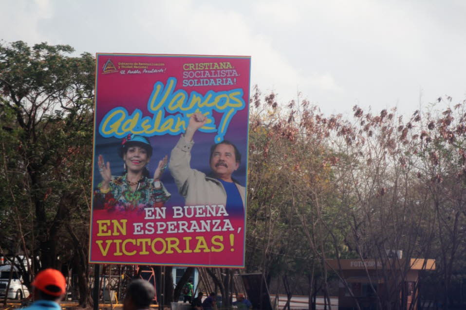 Staatschef Daniel Ortega - Der Kandidat der Linken, früherer Guerilla-Führer und ehemaliger erster Staatschef nach der sandinistischen Revolution, Daniel Ortega, konnte sich mit 38,1 % gegen 30 % der Stimmen gegenüber dem konservativen Kandidaten (Eduardo