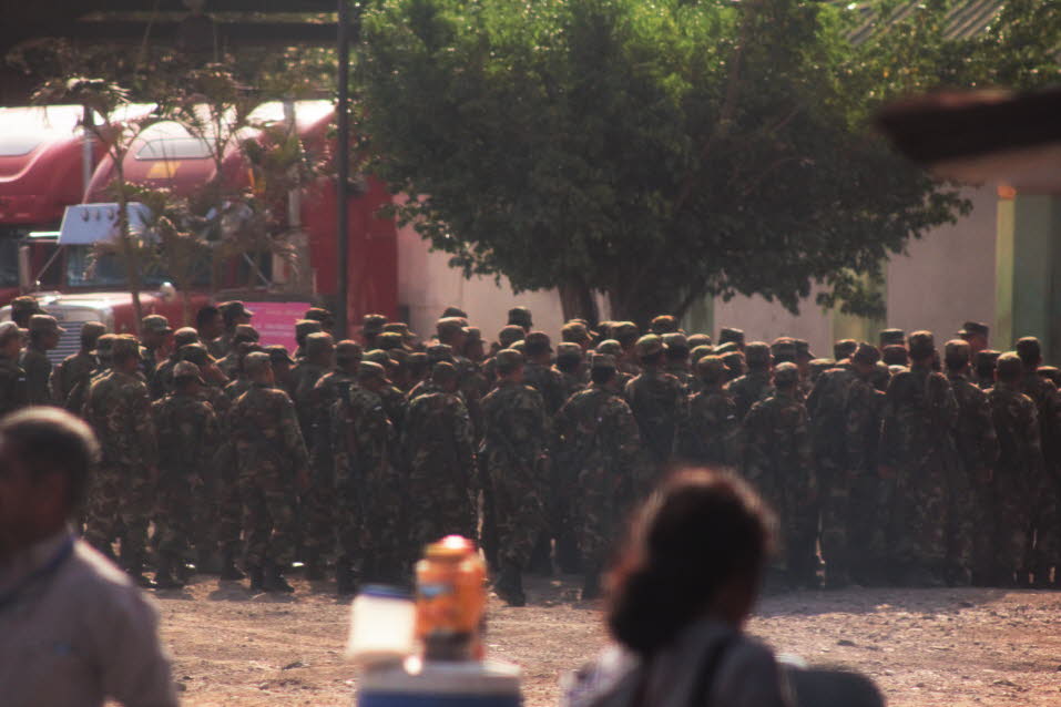 An der Grenze von Costa Rica nach Nicaragua  - sieht dar Ankommende viele Soldaten in Kampfbereitschaft. Man ist erschrocken. Costa Rica hat keine Armee und Nicaragua empfängt so militaristisch? Doch ein Blick in die Geschichte schärft die Wahrnehmung: -U