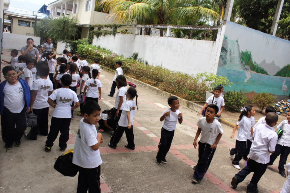 Schulkinder - In einem Null-Hunger-Programm erhalten hunderttausende Schulkinder täglich eine unentgeltliche Mahlzeit. Gesundheitsvorsorge und Bildung sind wieder kostenlos. Um die Abhängigkeit Nicaraguas von Nahrungsmittelimporten zu senken, erhalten kle