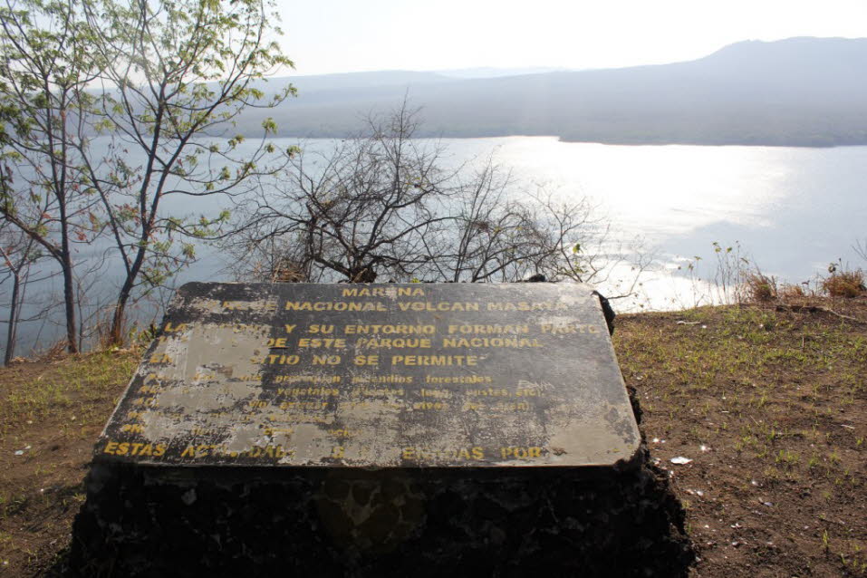 Vulkan Masaya  - Der Vulkan Masaya liegt inmitten der 6 mal 11 km großen Masaya-Caldera und in der Nähe der gleichnamigen Stadt in Nicaragua. Er befindet sich im Nationalpark Vulkan Masaya.