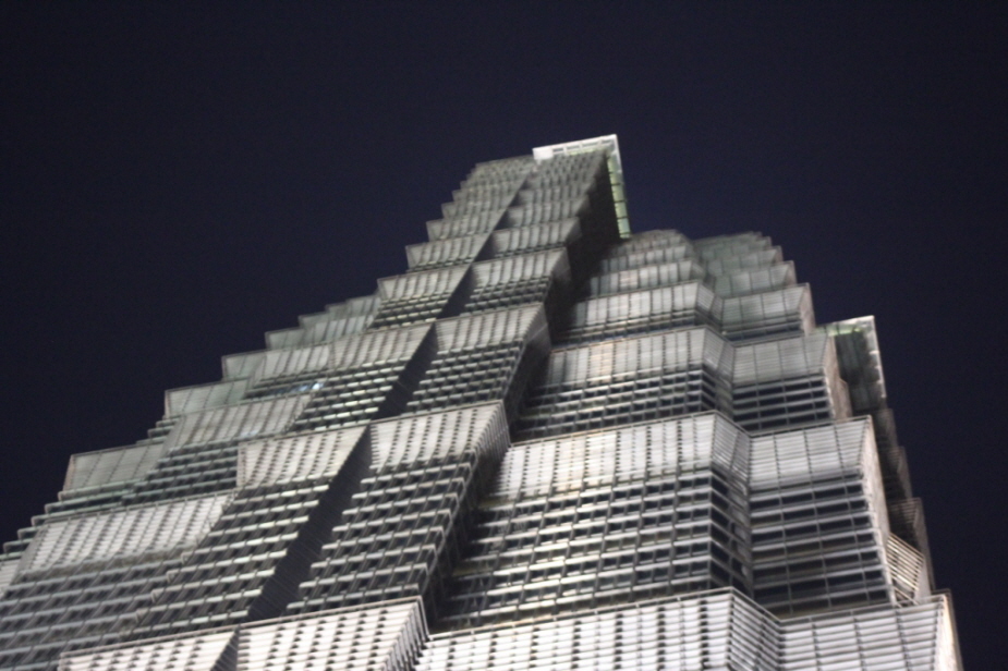 Shanghai  - Gebäude am Bund - Pudong gilt als der neue Wirtschafts- und High-Tech-Bezirk Shanghais, das Wirtschaftswachstum lag im Durchschnitt seit 1990 über 20 Prozent. Bisher wurden über 40 Milliarden Dollar von Unternehmen außerhalb Chinas in Pudong i