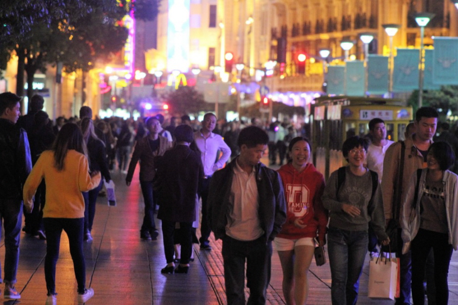 Shanghai Nanjinglu-Einkaufsstraße - Die Nanjing Road ist eine besondere Einkaufsstrasse, auf der der Kapitalismus Chinas sichtbar wird. Einige Denkmäler auf der 1 km langen Fussgängerzone erinnern an die chinesische Geschichte, doch werden diese im Angesi