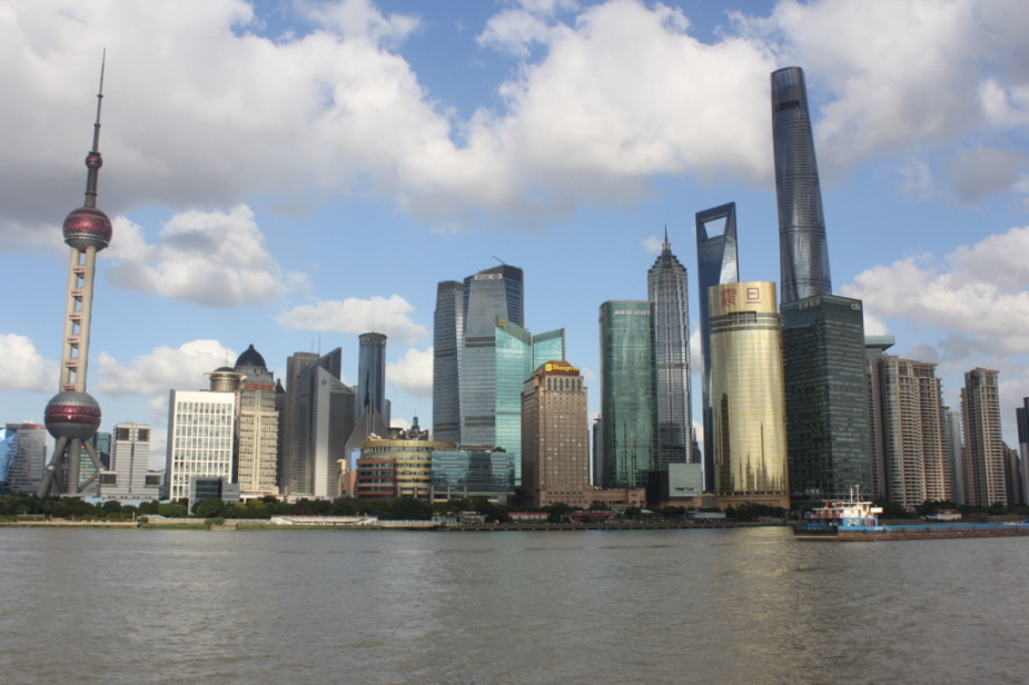 Shanghai  - Gebäude am Bund - Pudong ist ein Stadtbezirk der chinesischen Metropole Shanghai in der Volksrepublik China. Pudong hat – nach seiner Erweiterung durch den aufgelösten Stadtbezirk Nanhui (2009) – ca. 2.686.000 Einwohner auf einer Fläche von 1.