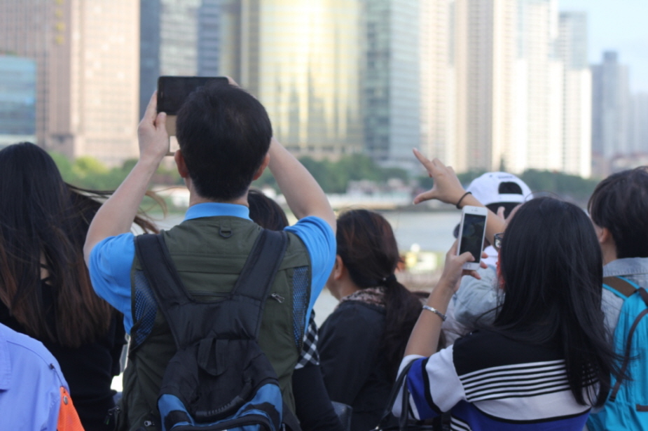 Shanghai am Bund: Architektur: Das markanteste Merkmal des SWFC-Designs ist die Trapezöffnung an der Spitze. Das ursprüngliche Design sah eine kreisförmige Öffnung mit einem Durchmesser von 46 m vor, um die Belastungen des Winddrucks zu reduzieren und um 