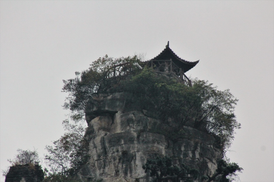 Yangtze Jangtsekiang: Bei Shiluoke ändert der Fluss erneut die Richtung und fließt nach Süden bis zur Ortschaft Chitian. Nach einer 90°-Kurve Richtung Osten erreicht der Fluss nach etwa 55 km den Ort Rubeidi, von wo er erneut in nordöstliche Richtung abbi