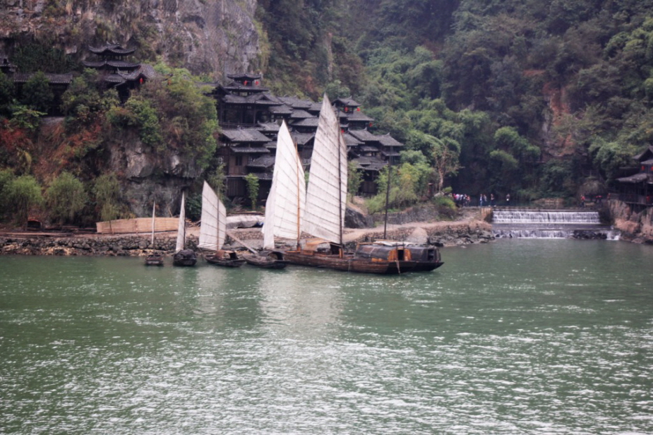 Yangtze Jangtsekiang: Der Jangtsekiang spielt im Selbstverständnis der Chinesen eine große Rolle. Er teilt das Land in Nord- und Südchina und war Ort zahlreicher wichtiger Ereignisse der chinesischen Geschichte. Dazu zählt etwa seine Überquerung durch die