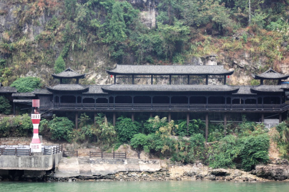 Yangtze - Jangtsekiang: Der Jangtsekiang, kurz Jangtse, ist der längste Fluss Chinas. Mit 6380 Kilometern, von denen 2800 Kilometer schiffbar sind, ist er auch der längste Fluss Asiens und nach dem Nil und dem Amazonas der drittlängste Strom der Welt.