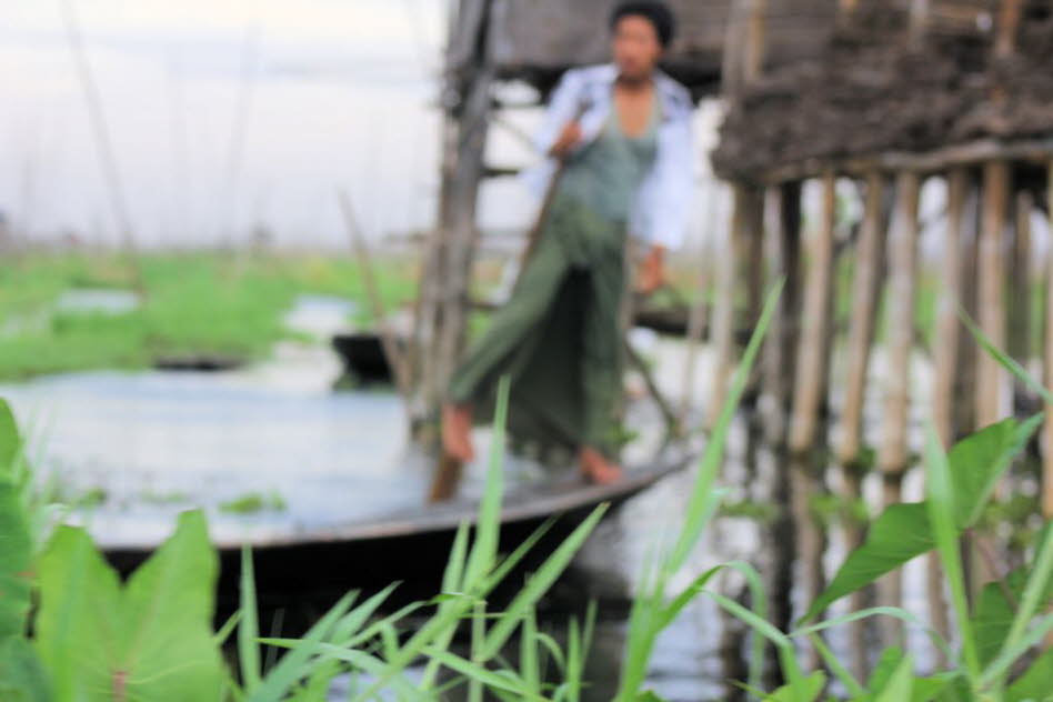 Die Fischer auf dem Inle-See in Myanmarsind echte Gleichgewichtskünstler: Mit einer weltweit einzigartigen Beinarbeit bewegen sie ihre Boote über das Wasser.