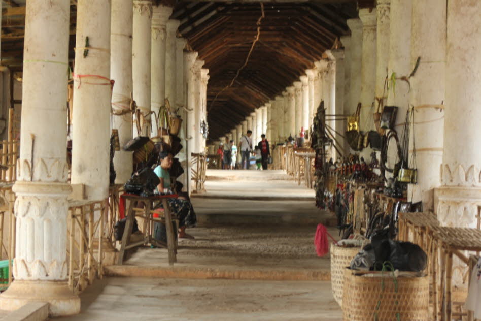 Gang zu den Stupas des Pagodenfelds der Shwe 