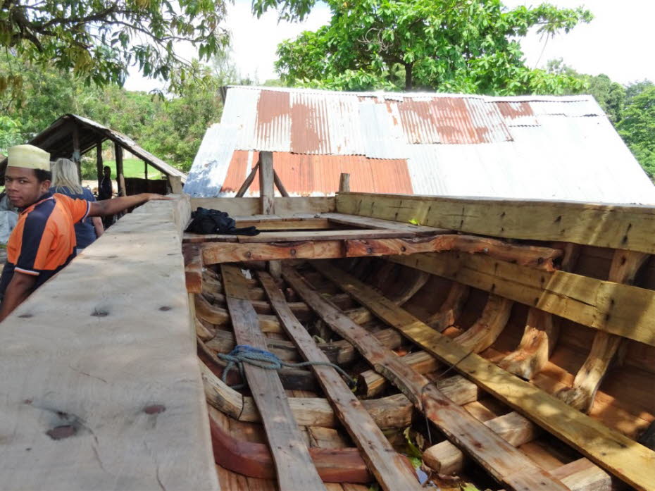 Dau-Werft Zanzibar Stonetown: Eine Dau, auch Dhau (englisch Dhow), ist ein in allen Anliegerländern des Indischen Ozeans zu findender Segelschiffstyp. Die Besonderheiten einer Dau sind ein bis drei einteilige Masten mit zum Teil ausgeprägtem vorlichem Fal