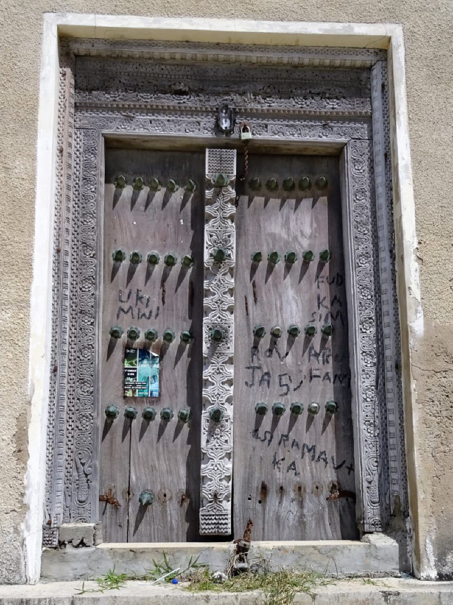 Arabische Tür Zanzibar Stonetown - Stone Town bzw. Zanzibar Stadt ist bekannt für kunstvoll geschnitzte Türen. Der waagerechte Sturz deutet auf arabische Bewohner hin. Die Inder haben Bögen.