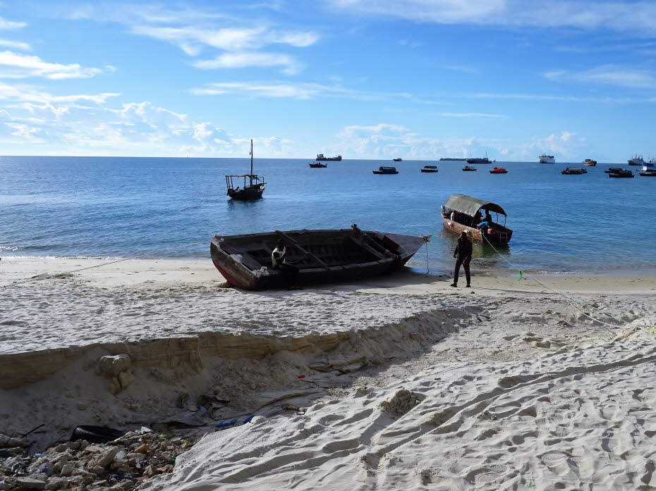 Hafen Zanzibar Stonetown: Stonetown, die Hauptstadt Sansibars, entwickelte sich zu einer wohlhabenden Hafenstadt. Die lukrativen Geschäftsbedingungen lockten reiche arabische und indische Händler an und als der Sultan von Oman 1840 seinen Regierungssitz n