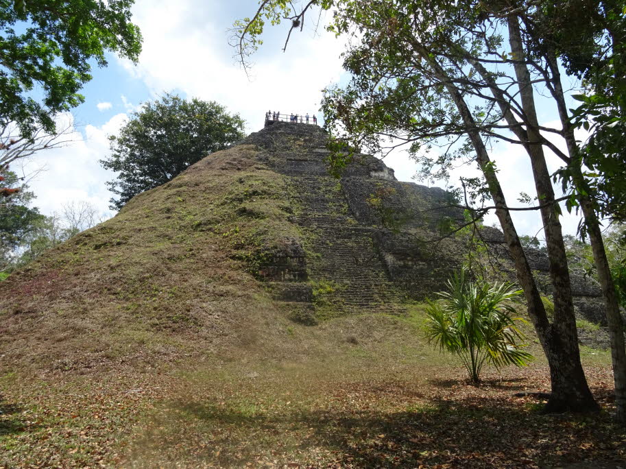 Tikal Tempel unrestauriert und restauriert  (rechts)