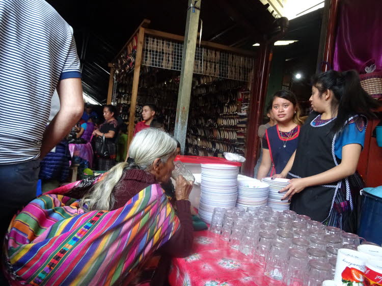 Markt Chichicastenango Chichicastenango war im alten Königreich der Quiché ein wichtiges religiöses und politisches Zentrum.