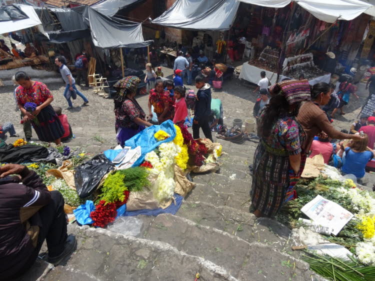 Der an jedem Donnerstag und Sonntag stattfindende Markt auf den Treppen der Kirche Santo Tomés in Chichicastenango, der größte in Mittelamerika, zieht neben Händlern und Käufern aus Guatemala – einheimische Quiché wie auch Mam, Ixil, Cakchiquel und andere»