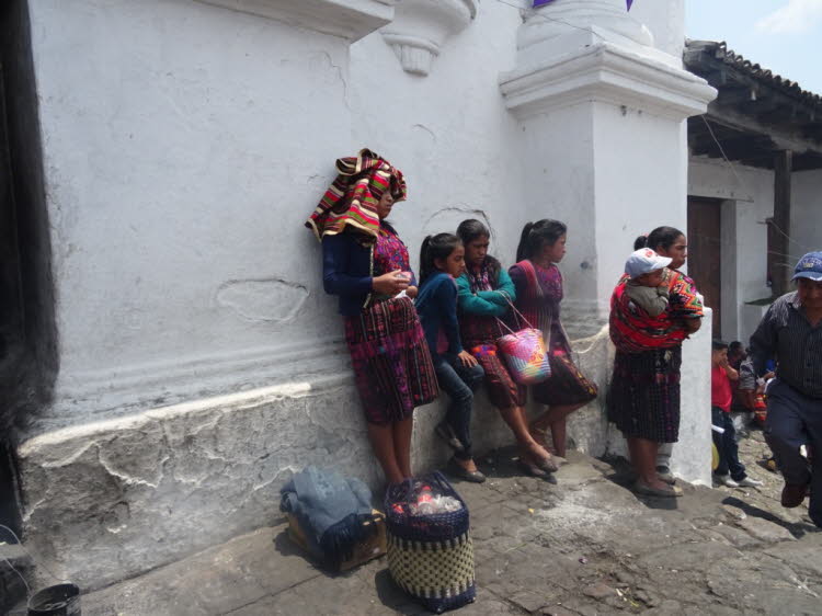 Der an jedem Donnerstag und Sonntag stattfindende Markt auf den Treppen der Kirche Santo Tomés in Chichicastenango, der größte in Mittelamerika, zieht neben Händlern und Käufern aus Guatemala – einheimische Quiché wie auch Mam, Ixil, Cakchiquel und andere0