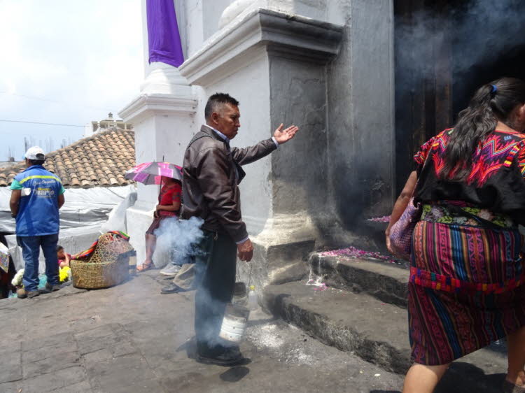 Der an jedem Donnerstag und Sonntag stattfindende Markt auf den Treppen der Kirche Santo Tomés in Chichicastenango, der größte in Mittelamerika, zieht neben Händlern und Käufern aus Guatemala – einheimische Quiché wie auch Mam, Ixil, Cakchiquel und andere¢