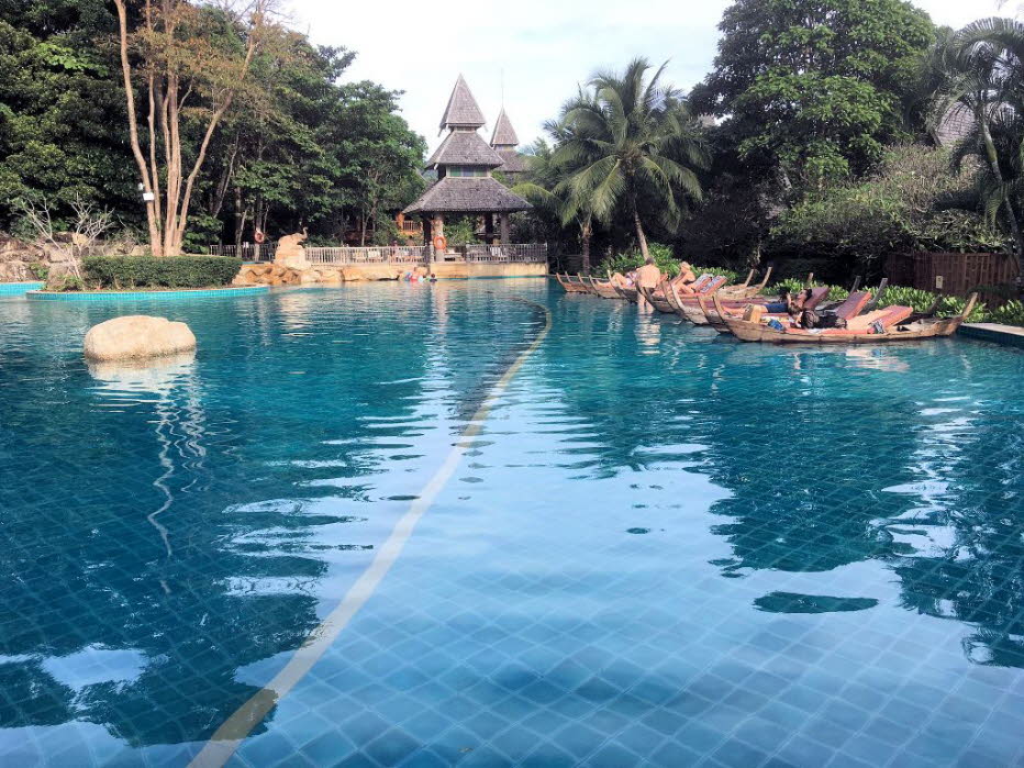 Das Santhiya Koh Yao Yai Resort & Spa ist ein einzigartiges umweltfreundliches Resort in Thailand. Santias Pool ist groß, sauber und speziell gestaltet. Um den Pool herum befinden sich Statuen, die Springbrunnen sind. Rundherum gibt es eine große Terrasse