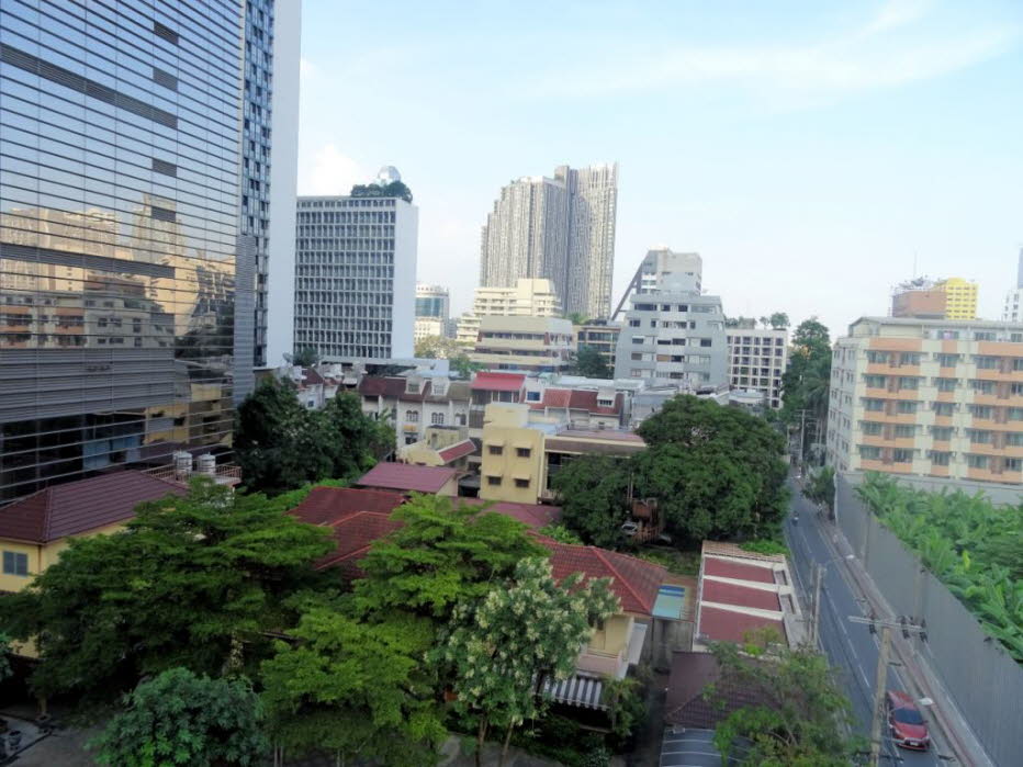 Bangkok ist die einzige kosmopolitische Stadt in einem Land mit kleinen Städten und Dörfern und ist Thailands kulturelles und kommerzielles Zentrum. Bangkok liegt an der Mündung des Flusses Chao Phraya, etwa 40 km vom Golf von Thailand entfernt. Es war fr