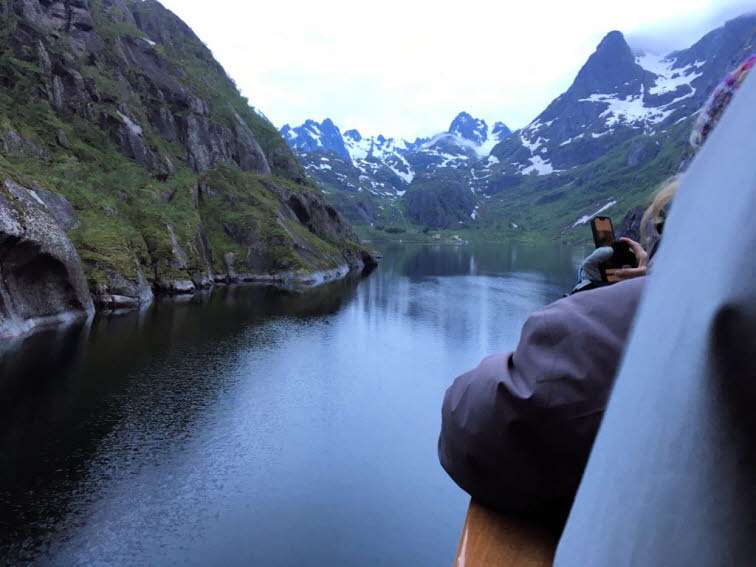 Die Tourismusdebatte: Die Zahl der Touristen, die die Lofoten in den letzten Jahren besuchten, hat erheblich zugenommen, so dass dies zu Problemen innerhalb der lokalen Gemeinschaften geführt hat. Es gibt eine Grenze dafür, wie gut jede der kleinen Gemein